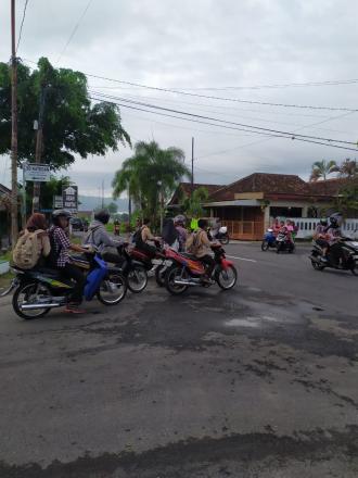 GIAT RUTIN BABINKAMTIBNAS MENYEBERANGKAN JALAN PADA WARGA MASYARAKAT DESA SRIHARDONO 